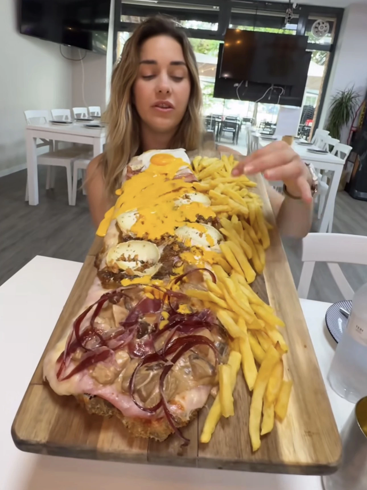 Comida Perrona con una tabla de milaneson de varios sabores y patatas fritas en el salón de Barloa