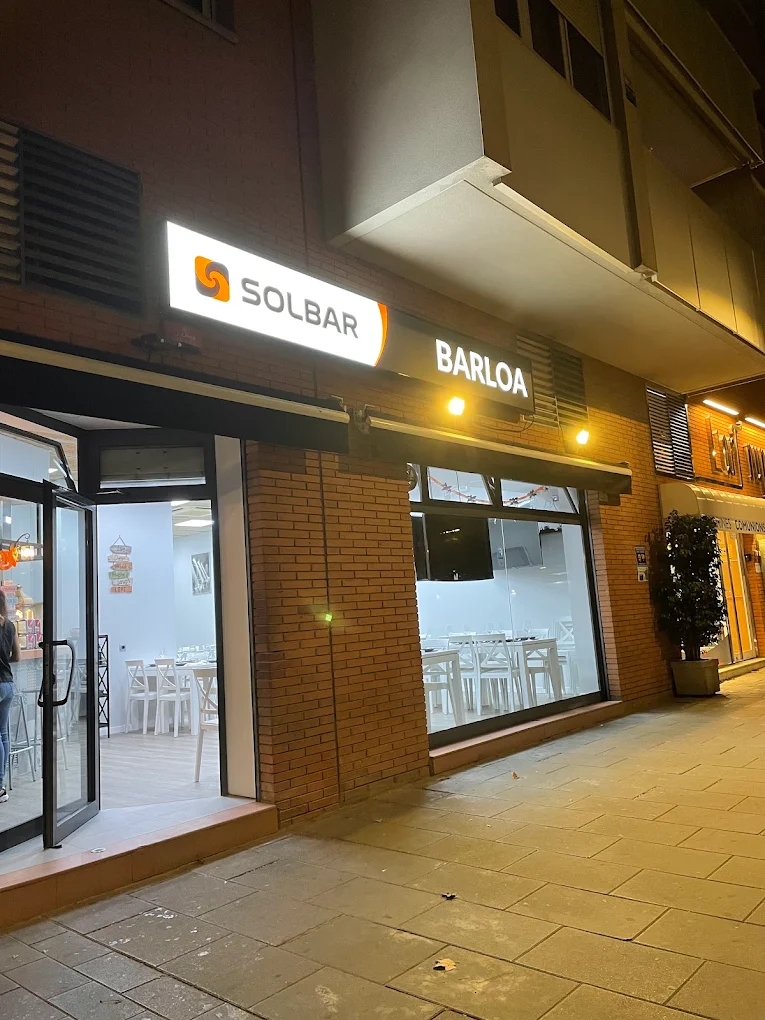 Fachada de Barloa por la noche en la Avinguda de la Constitució